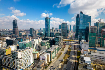 Warszawa, panorama miasta. Widok z drona. Niebieskie niebo i chmury.  - obrazy, fototapety, plakaty