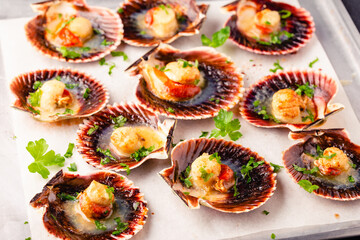 Cooked scallops with parsley