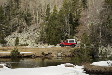 Vehículo 4x4 en plena montaña en invierno.