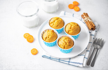 Carrot muffins with drink