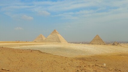 Fototapeta na wymiar Les trois pyramides
