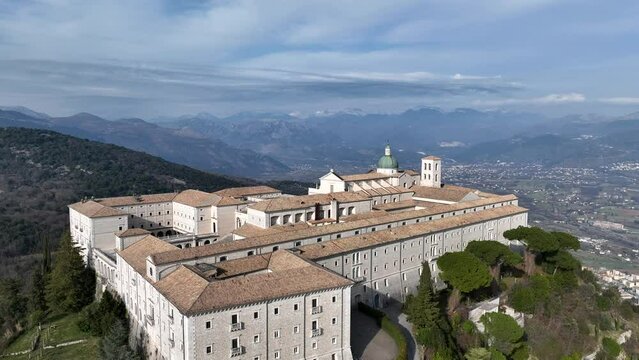 Abbazia di Montecassino, Cassino, Lazio, Italia. vista panoramica aerea con drone.