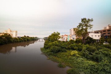 Fototapeta na wymiar Paisagem da cidade às margens do rio