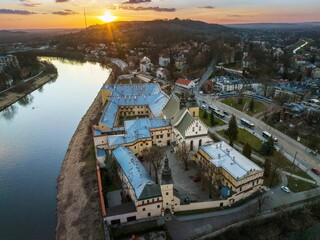 Kraków - Klasztor Sióstr Norbertanek na Salwatorze z drona o zachodzie słońca