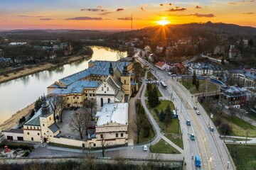 Kraków - Klasztor Sióstr Norbertanek na Salwatorze z drona o zachodzie słońca