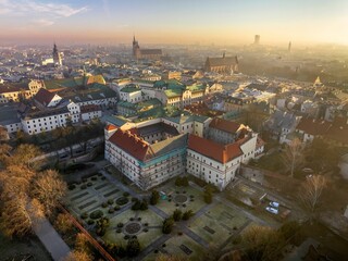 Kraków - widok ogólny na stare miasto z drona o poranku - obrazy, fototapety, plakaty