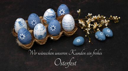 Osterkarte Frohe Ostern: Ostereier mit Zweigen auf dunklem Hintergrund mit der Beschriftung Wir...