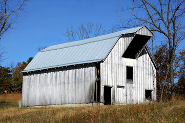 Fototapeta na wymiar Arkansas White Barn in Winter