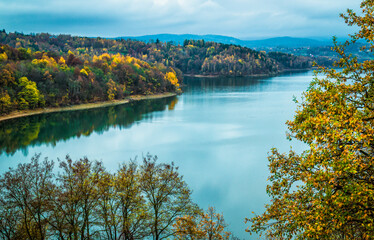 Jezioro Dobczyckie jesienią wśród kolorowych drzew