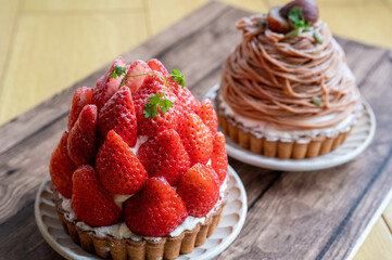 大きないちごタルトとモンブランタルト	