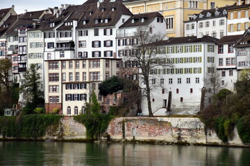 Fototapeta na wymiar Häuser am Rhein in Basel