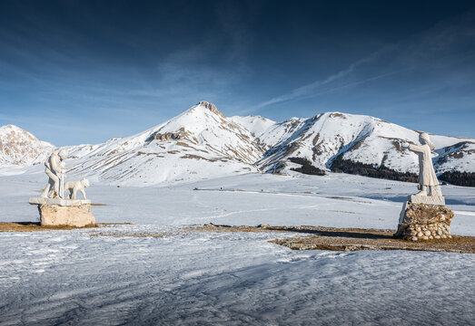 panorama innevato di campo imperatore, le statue della famiglia di pupo nunzio a fonte vetica
