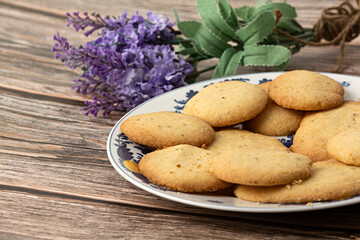 Plato con galletas artesanales.