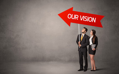 Obraz premium Young business person in casual holding road sign