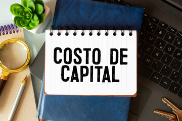 text COSTO DE CAPITAL written on notebook with chart,calculator and dollars