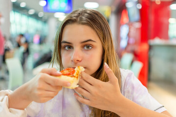 Adolescente menina se delicia comendo pizza