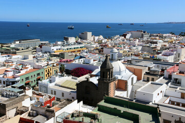 Blick über die San Francisco de Borja-Kirche zur Reede