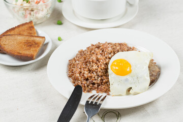 scrambled eggs with toast