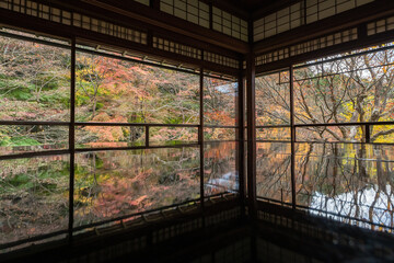 日本　京都府京都市にある瑠璃光院の書院　写経机に反射した瑠璃の庭の紅葉