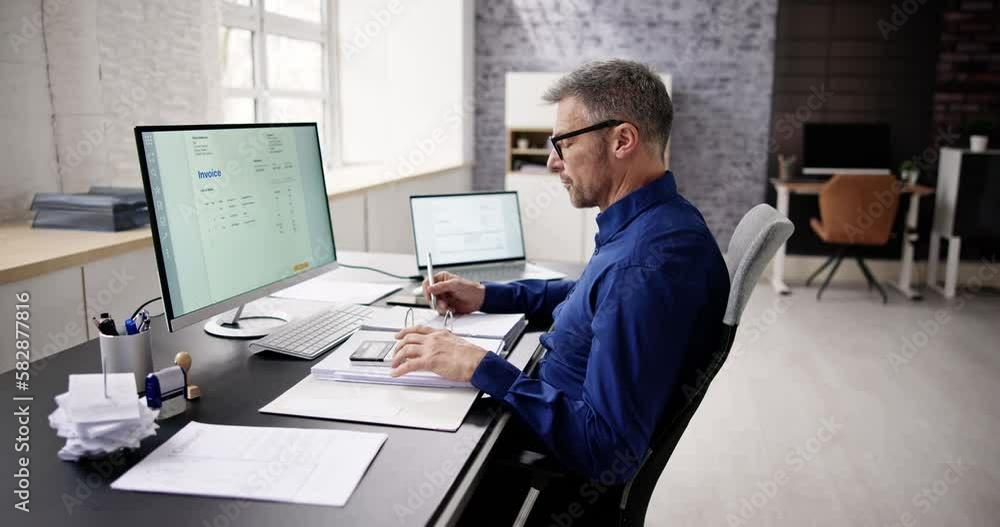 Aufkleber Accountant Using E Invoice Software At Computer