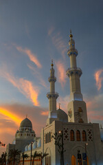 Fototapeta na wymiar Grand mosque with evening sky