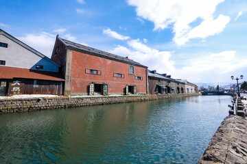 Obraz premium 雪が残る北海道の小樽運河