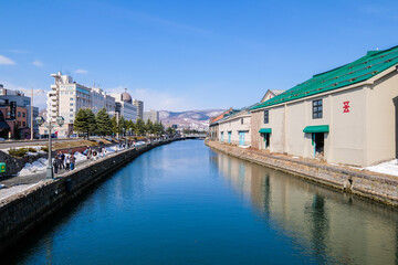 Fototapeta na wymiar 雪が残る北海道の小樽運河