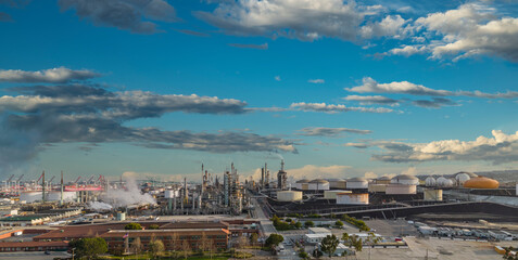 Obraz premium Oil Refinery with a cloudscape in the background