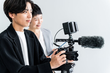 若手日本人の団背うカメラマン