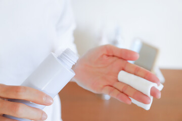 化粧水をつける手元　スキンケアイメージ