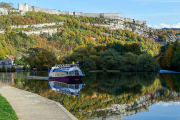 Croisière sur la rivière Doubs en automne à Besançon