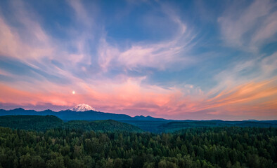 Fototapeta na wymiar Beautiful Early Evening Clouds Over Mount Rainier