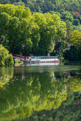Bateau de croisière sur la rivière Doubs en été à Besançon