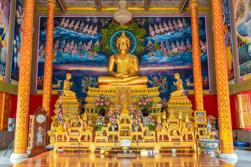 Obraz premium Gold Buddha statue at Wat Don Khanak, Nakhon Pathom, Thailand
