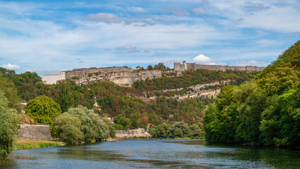 La rivière Doubs et la citadelle de Besançon