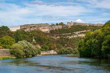 Fototapeta na wymiar La rivière Doubs et la citadelle de Besançon