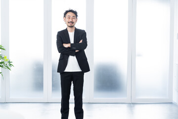 スーツを着た日本人男性