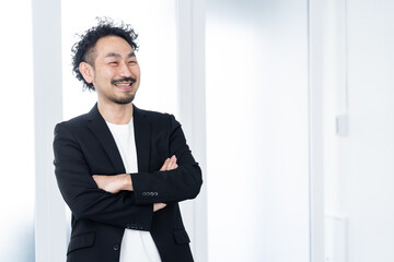 スーツを着た日本人男性