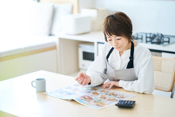 食料品の広告を見る女性