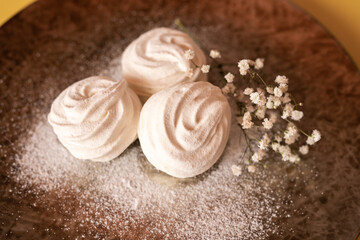 Homemade white marshmallows on a plate close-up.