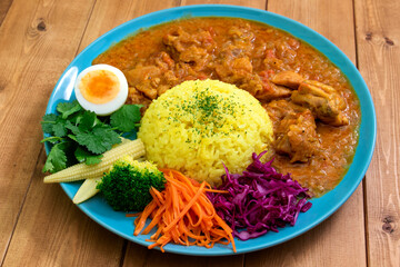 チキンのスパイスカレーと野菜の盛り合わせ