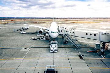 新千歳空港にて荷物積み込み中の飛行機
