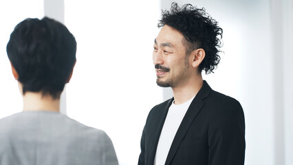 オフィスでミーティングするビジネスマン