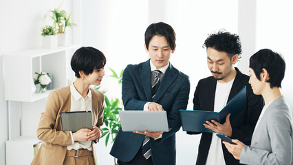 オフィスで会話するビジネスパーソンのグループ