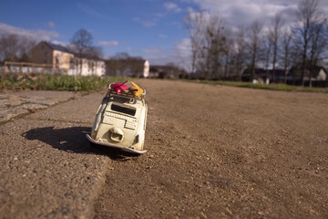 Auto mit Surfbretter  - Reise zum Meer