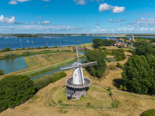Luftaufnahme der Windmühle De Koe in Veere. Provinz Zeeland in den Niederlanden.