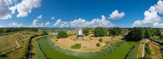 Fototapeta Luftaufnahme der Windmühle De Koe in Veere. Provinz Zeeland in den Niederlanden. obraz