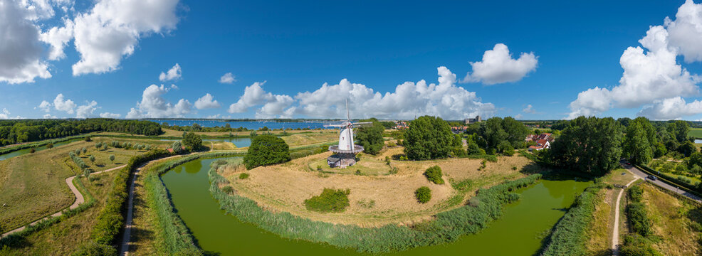 Luftaufnahme der Windm&uuml;hle De Koe in Veere. Provinz Zeeland in den Niederlanden.