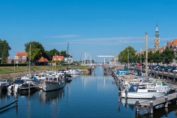 Fototapeta na wymiar Jachthafen von Veere mit dem historischen Rathaus im Hintergrund. Provinz Zeeland in den Niederlanden