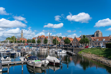Fototapeta na wymiar Der Jachthafen von Veere mit dem historischen Rathaus und der Großen Kirche. Provinz Zeeland in den Niederlanden